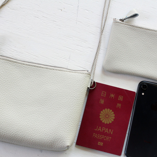 シュリンクレザー トラベルバッグ オフホワイト レザーショルダー