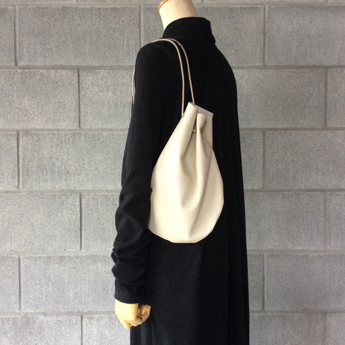 シュリンクレザー 2wayレザー巾着バッグ オフホワイト レザー