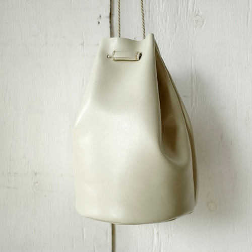 slow&Co BEAMS 巾着レザーバッグ 美品】slow&Co BEAMS 巾着レザーバッグ - メルカリ