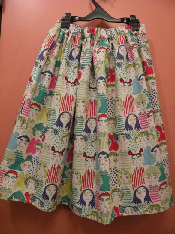 再販　日本製ハッピーフェイス柄コットンリネンギャザースカート　赤 1枚目の画像