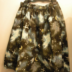 日本製宇宙柄コットンギャザースカート黒 1枚目の画像