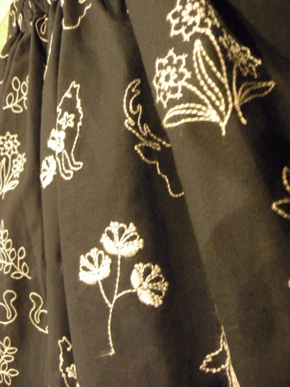 日本製北欧風刺繍ギャザースカート 2枚目の画像