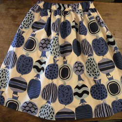 送料無料！日本製コットンリネン　青い野菜(？)柄ギャザースカート 1枚目の画像
