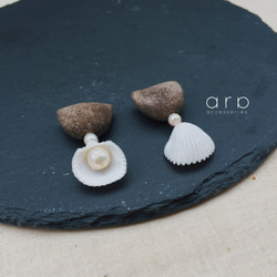 ［半月と海］陶土と本真珠のピアス・イヤリング 2枚目の画像