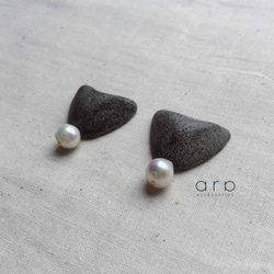 ［放物線］陶土と本真珠のピアス・イヤリング 2枚目の画像