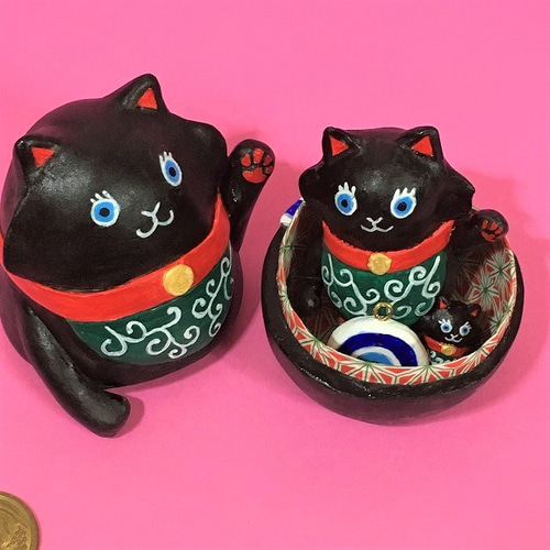 招き猫 黒猫 左右上げ マトリョーシカ風 で 張り子風 石粉粘土作品
