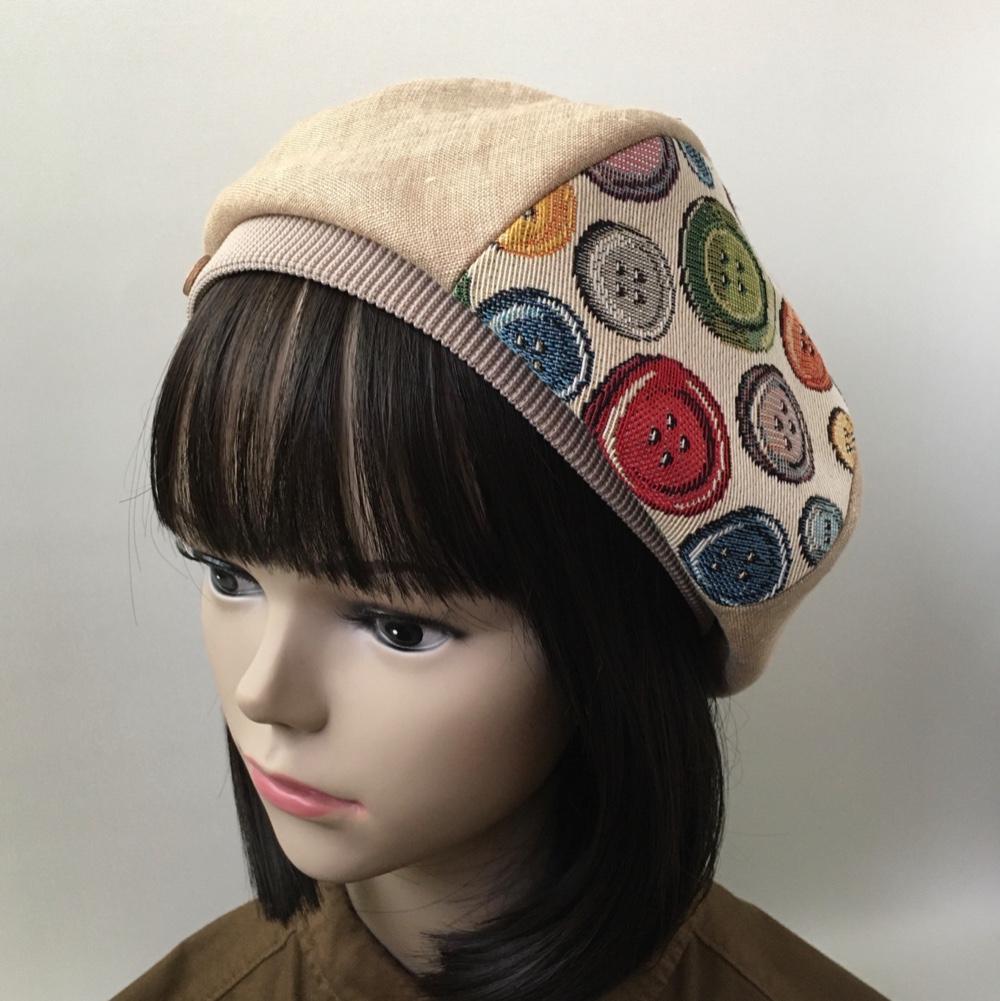 ボタン柄がカラフルな麻のベージュベレー帽
