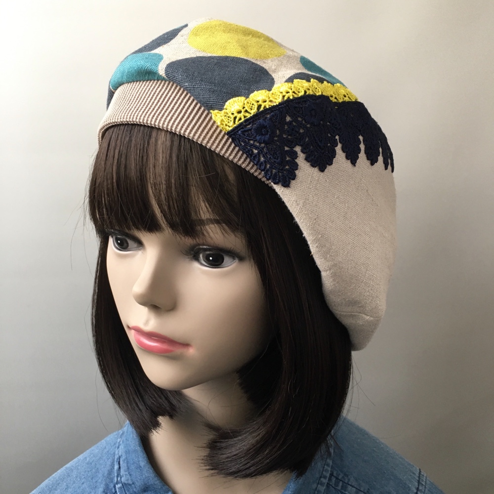 3色の水玉に紺とレモンイエローのレースがポイント♪麻のベージュベレー帽