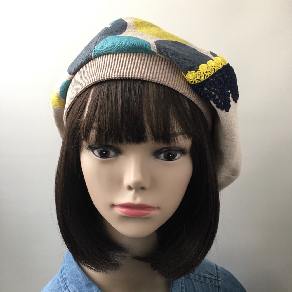 3色の水玉に紺とレモンイエローのレースがポイント♪麻のベージュベレー帽