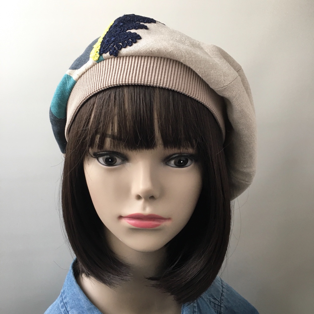 3色の水玉に紺とレモンイエローのレースがポイント♪麻のベージュベレー帽