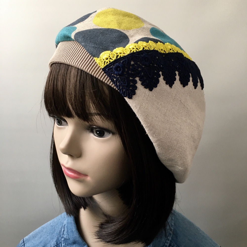 3色の水玉に紺とレモンイエローのレースがポイント♪麻のベージュベレー帽