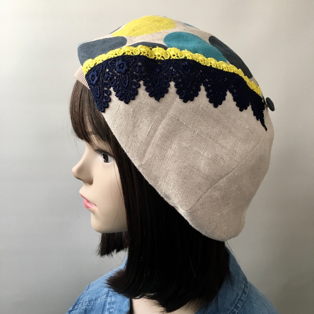 3色の水玉に紺とレモンイエローのレースがポイント♪麻のベージュベレー帽
