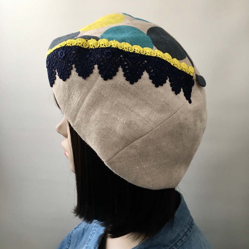 3色の水玉に紺とレモンイエローのレースがポイント♪麻のベージュベレー帽