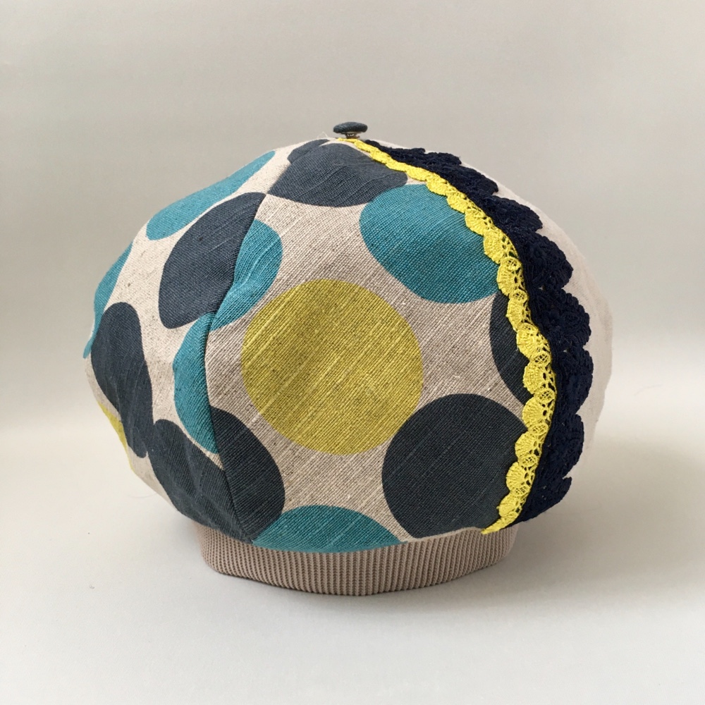 3色の水玉に紺とレモンイエローのレースがポイント♪麻のベージュベレー帽