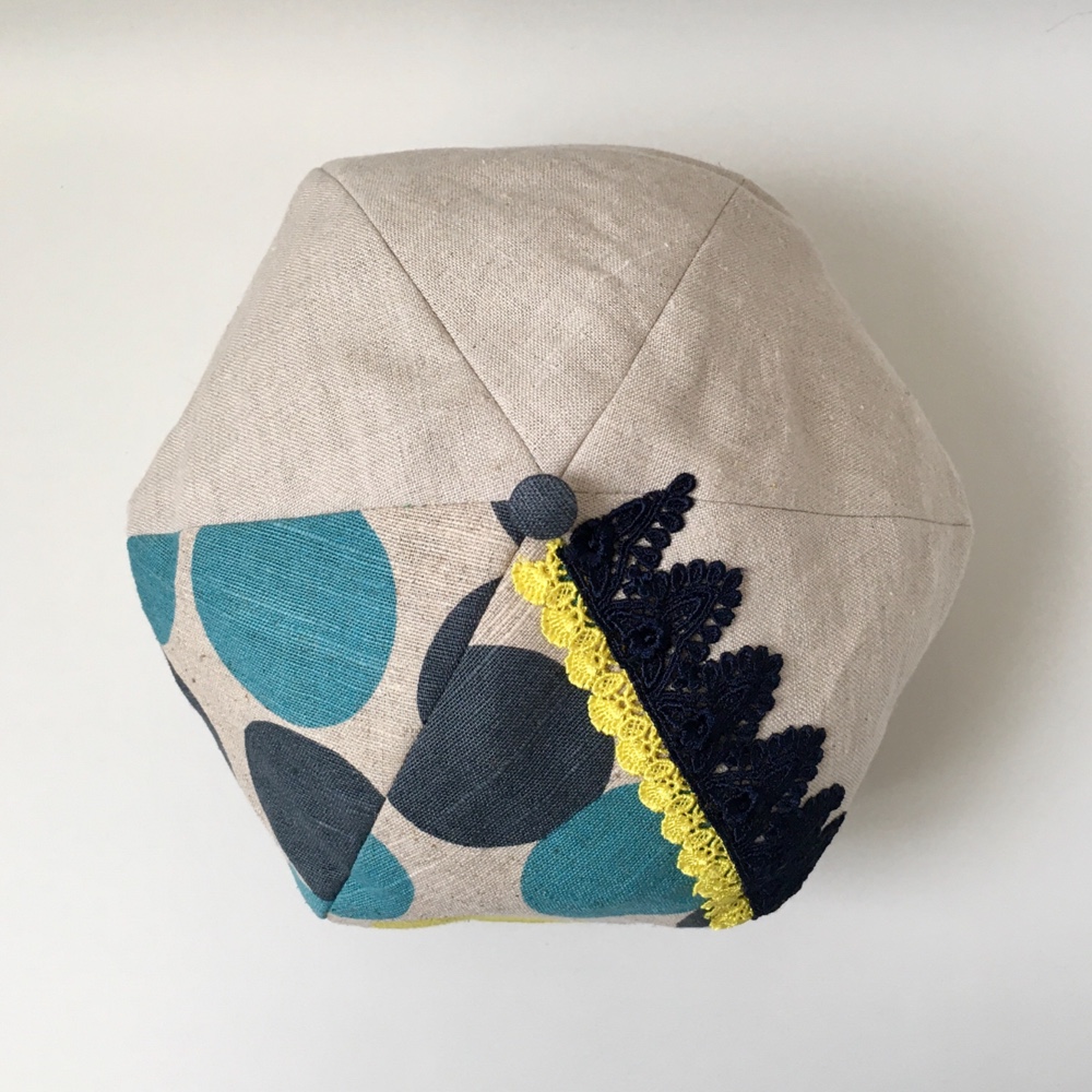 3色の水玉に紺とレモンイエローのレースがポイント♪麻のベージュベレー帽