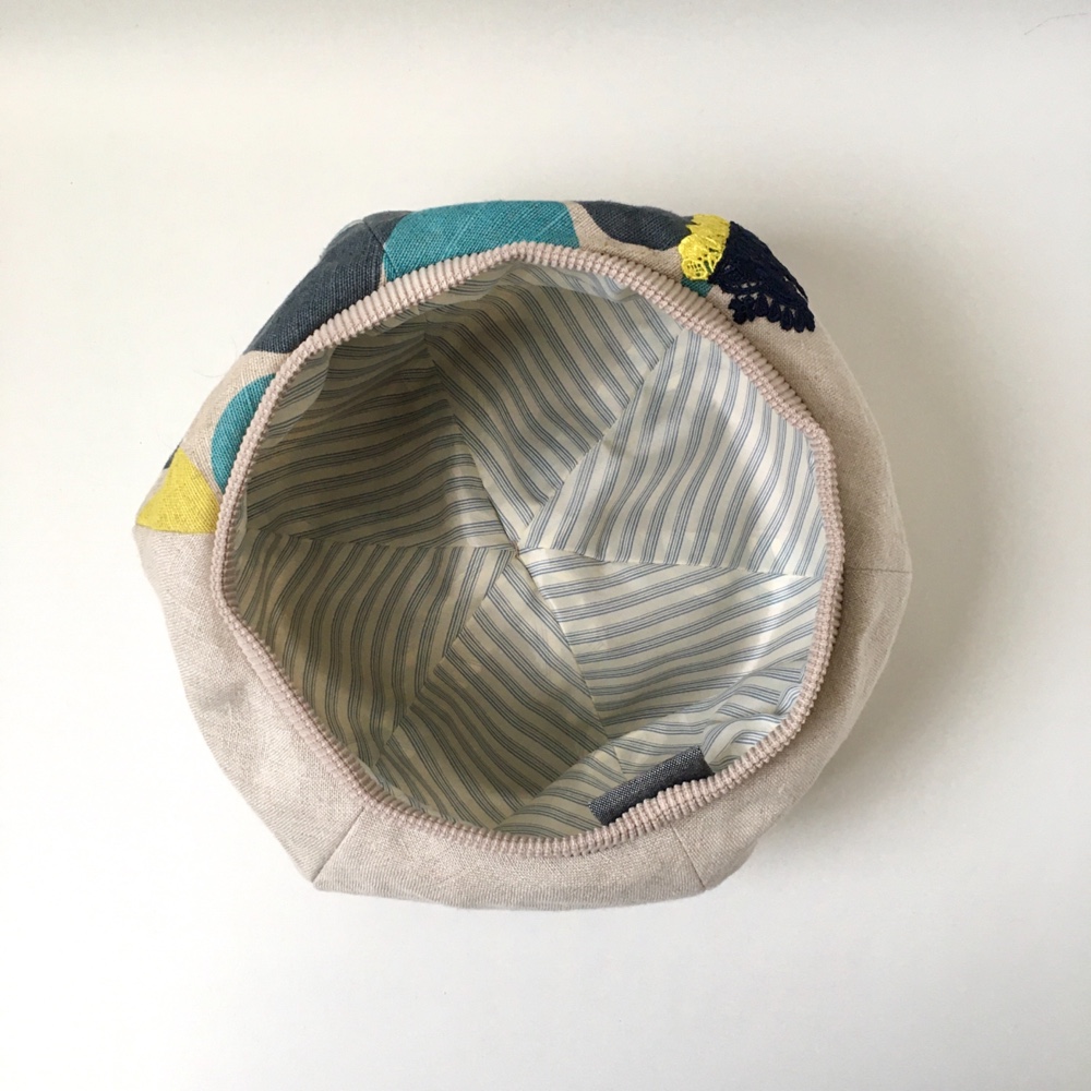 3色の水玉に紺とレモンイエローのレースがポイント♪麻のベージュベレー帽