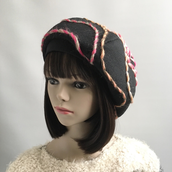 カラフル毛糸がかわいい❤︎黒のウールベレー帽 2枚目の画像