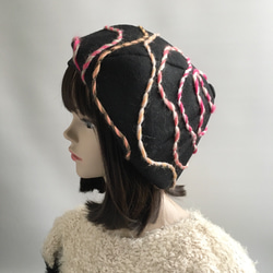 カラフル毛糸がかわいい❤︎黒のウールベレー帽 4枚目の画像