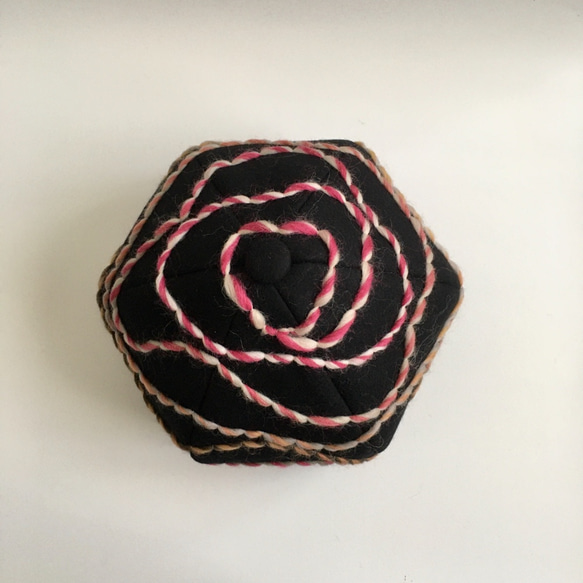 カラフル毛糸がかわいい❤︎黒のウールベレー帽 7枚目の画像