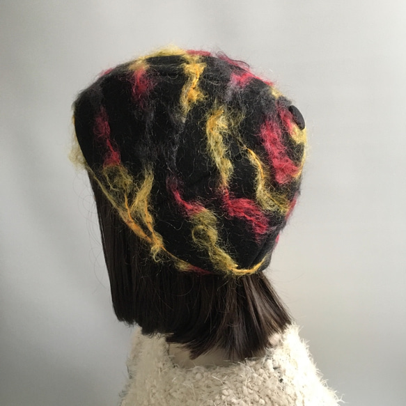 赤・黄色・黒の毛糸がかわいい❤︎黒のウールベレー帽 5枚目の画像