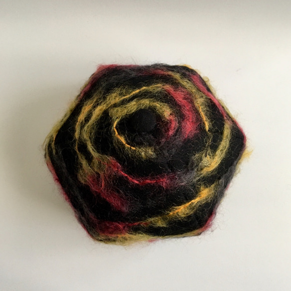 赤・黄色・黒の毛糸がかわいい❤︎黒のウールベレー帽 7枚目の画像