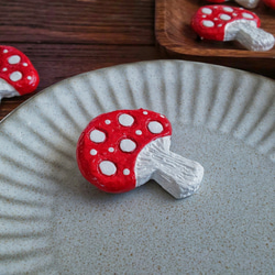“紅色和白色圓點蘑菇”粘土胸針 第1張的照片
