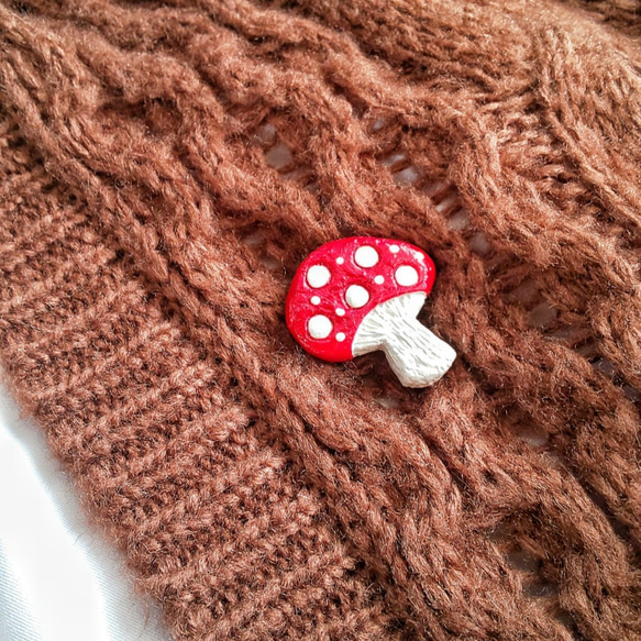 “紅色和白色圓點蘑菇”粘土胸針 第2張的照片