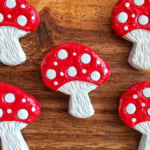 “紅色和白色圓點蘑菇”粘土胸針 第4張的照片