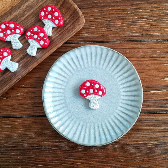 “紅色和白色圓點蘑菇”粘土胸針 第5張的照片