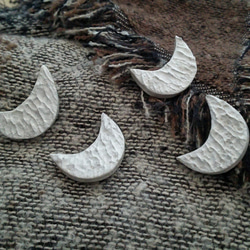 「冬の月」陶土ブローチ 4枚目の画像