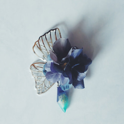 ユモレスク　逆さまの蝶と紫陽花のブローチ　青　 2枚目の画像