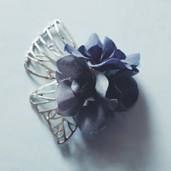 ユモレスク　逆さまの蝶と紫陽花のブローチ　青　 4枚目の画像