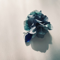 utsu  花と石と　コサージュ　ブローチ/ポニーブック  ブルーグレー 1枚目の画像
