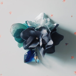 utsu  花と石と　コサージュ　ブローチ/ポニーブック  ブルーグレー 3枚目の画像