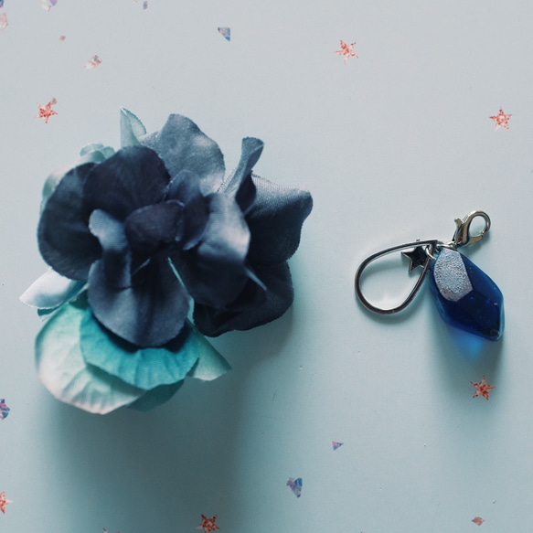 utsu  花と石と　コサージュ　ブローチ/ポニーブック  ブルーグレー 4枚目の画像
