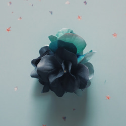 utsu  花と石と　コサージュ　ブローチ/ポニーブック  ブルーグレー 5枚目の画像
