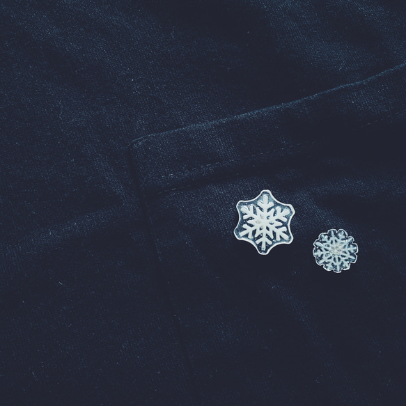雪、ついてるよ(溶けかけ)　ピンブローチ　中・小2個セット Ｂ　【冬限定】 2枚目の画像