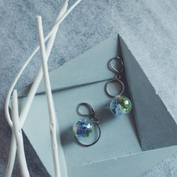 植物蒐集　花と緑をガラスドームに詰め込んだアシメ耳飾り　 青 1枚目の画像