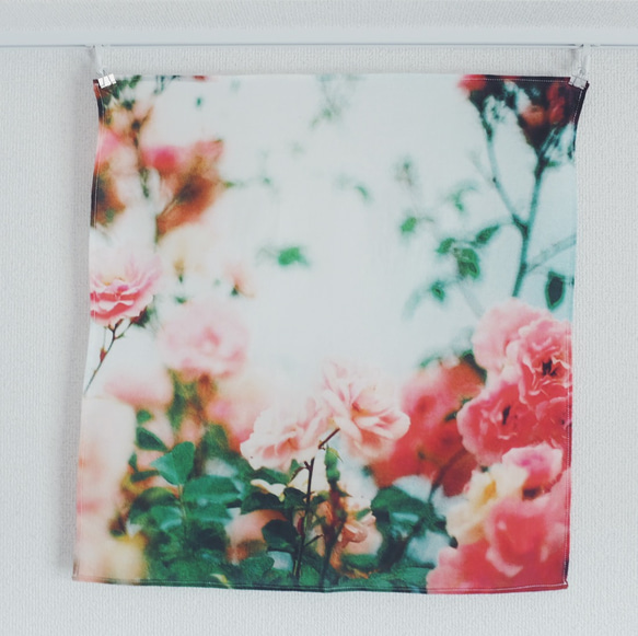 アートを持ち歩く　花をプリントしたハンカチ　大判　薔薇　桃色 2枚目の画像