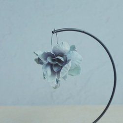 紫陽花の花のサンキャッチャー　フープピアス　片耳タイプ 1枚目の画像