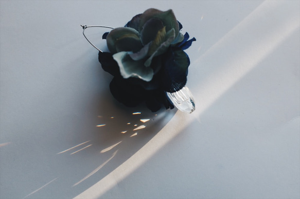 紫陽花の花のサンキャッチャー　フープピアス　片耳タイプ 7枚目の画像