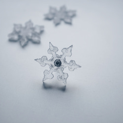 雪、ついてるよ　no.04 雪の結晶　ピンブローチ　角板結晶《2月末まで》 4枚目の画像