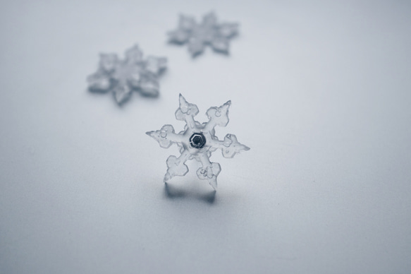 雪、ついてるよ　no.04 雪の結晶　ピンブローチ　角板結晶《2月末まで》 4枚目の画像