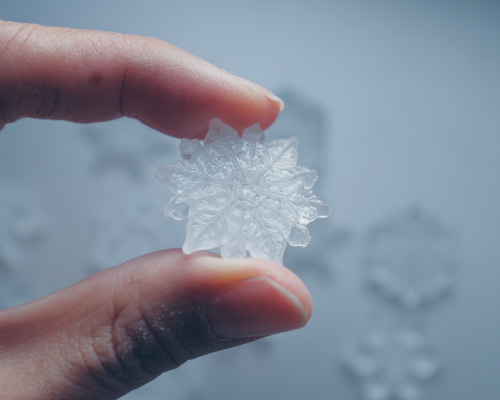 雪、ついてるよ no.07 雪の結晶 ピンブローチ 扇状結晶 《2月末