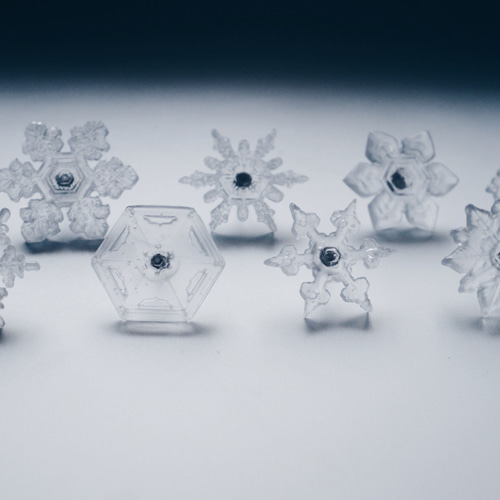 雪、ついてるよ no.07 雪の結晶 ピンブローチ 扇状結晶 《2月末