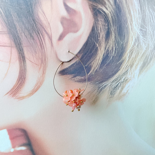 桜の花びら(厚みあり) 天然石（サーモンピンク）のイヤリング