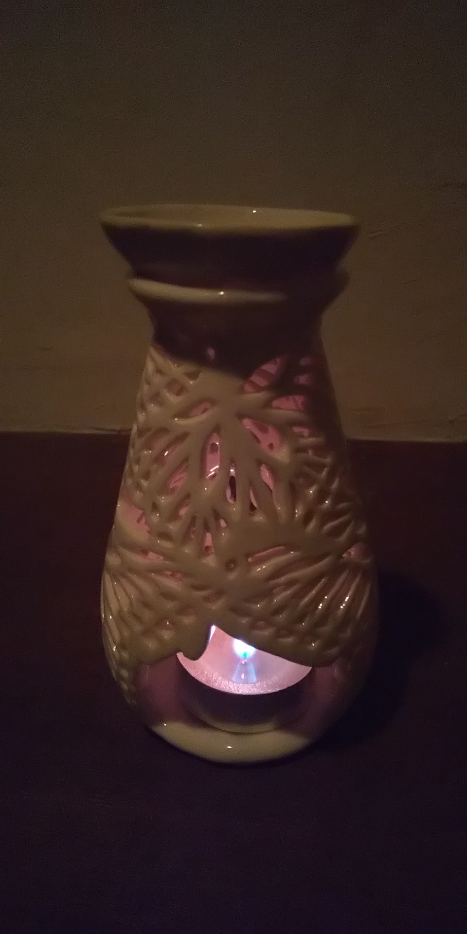 蝶透かし彫りアロマポット