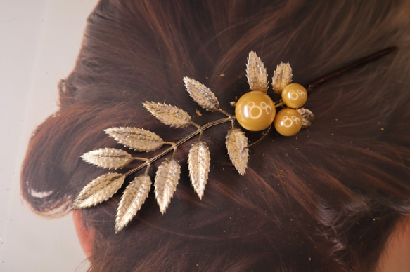 ゴールデンパール　金の珠とプラチナリーフピック　南洋真珠　髪飾り 2枚目の画像
