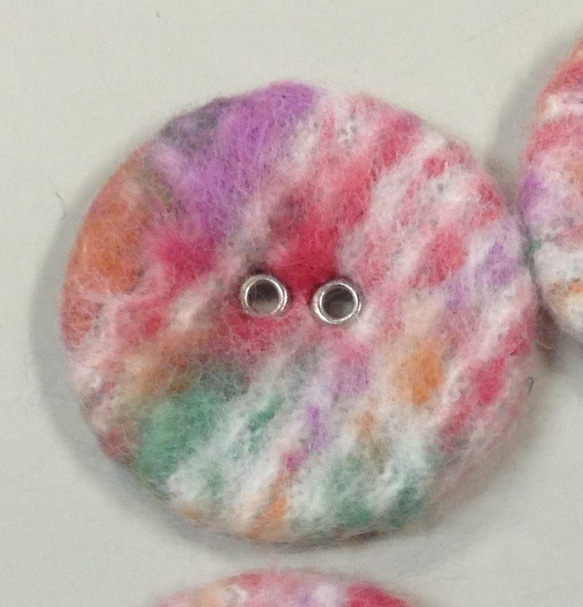 ２つ穴くるみボタン…ピンク系 2枚目の画像