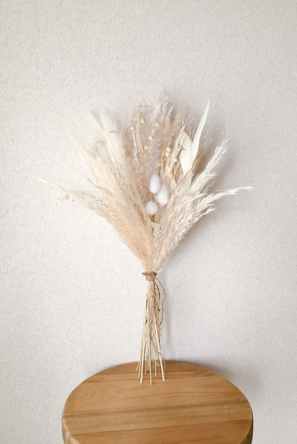 パンパスグラスと白い小花のブーケ　　スワッグ　　ドライフラワー 1枚目の画像
